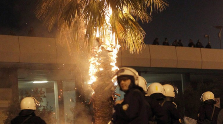 Eπεισόδια έξω από το ΣΕΦ και ρίψη δακρυγόνων