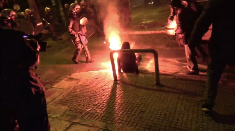 Σκληρές εικόνες:Η στιγμή που η φωτοβολίδα χτυπάει την δικηγόρο στα Εξάρχεια