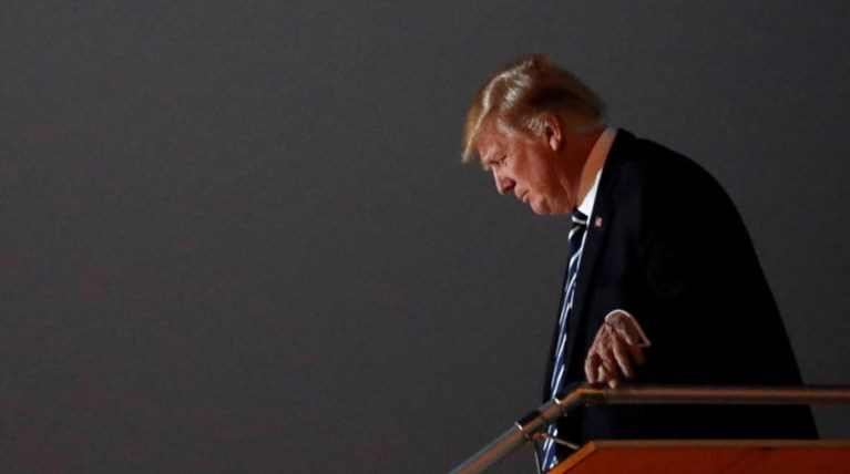 Αντιμέτωπος με παγκόσμια κατακραυγή, ο Τραμπ για τα τρόπαια ελεφάντων