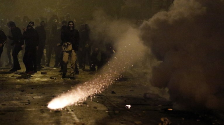Το πρώτο «θύμα» στα Εξάρχεια κινητοποιεί Τόσκα και κυβέρνηση