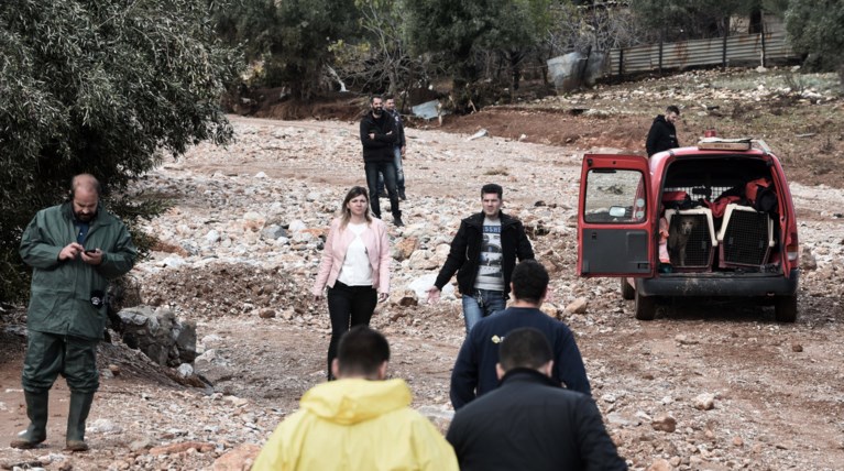 Μάνδρα 5 ημέρες μετά: Χαμένοι στη λάσπη και την απόγνωση