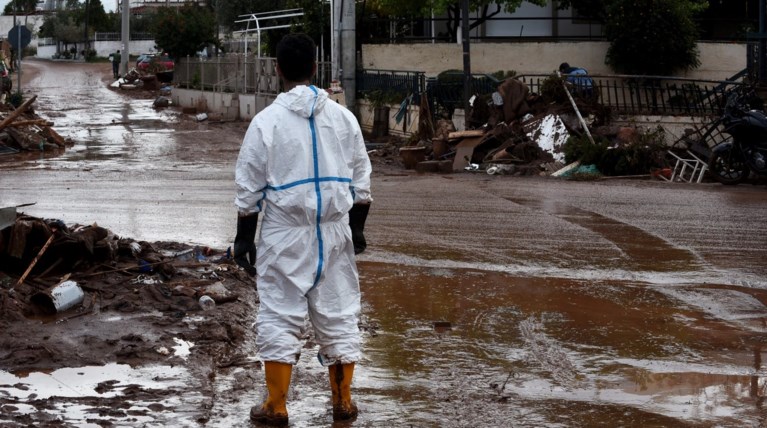 Εξαντλημένοι οι κάτοικοι παλεύουν με τις λάσπες