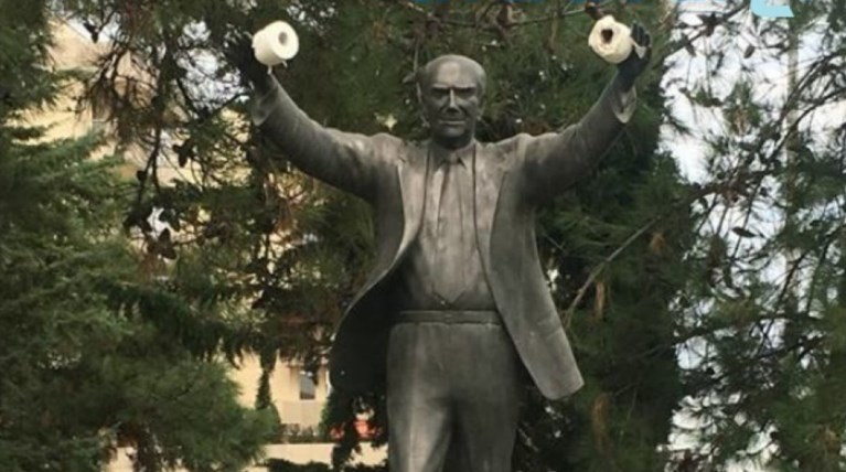 Κρέμασαν χαρτιά υγείας στο άγαλμα του Ανδρέα Παπανδρέου στην Καλαμαριά