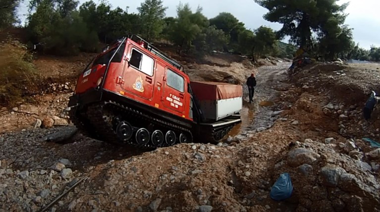 Οι επιχειρήσεις της ΕΜΑΚ στο ρέμα της Μάνδρας [βίντεο]