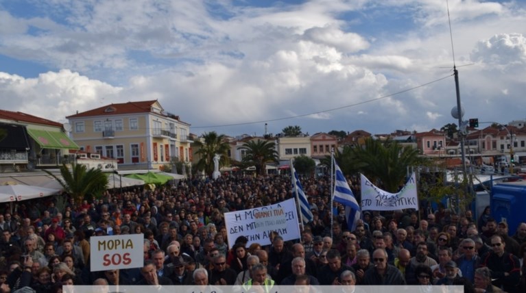 Βγήκαν στον δρόμο για το προσφυγικό στη Λέσβο (Εικόνες και Βίντεο)