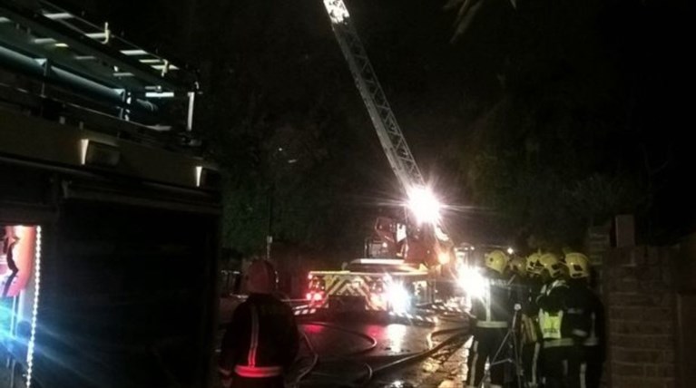 Μεγάλη πυρκαγιά σε συγκρότημα κατοικιών στο Λονδίνο με μία νεκρή
