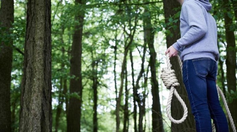 42χρονος κρεμάστηκε με σεντόνι σε δέντρο πίσω από σχολείο