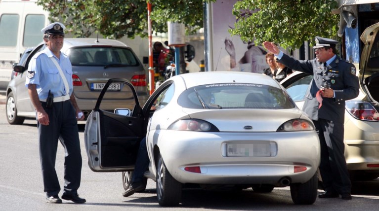 Οδηγός χτύπησε με παγοκόφτη δυο αστυνομικούς στην Γλυφάδα