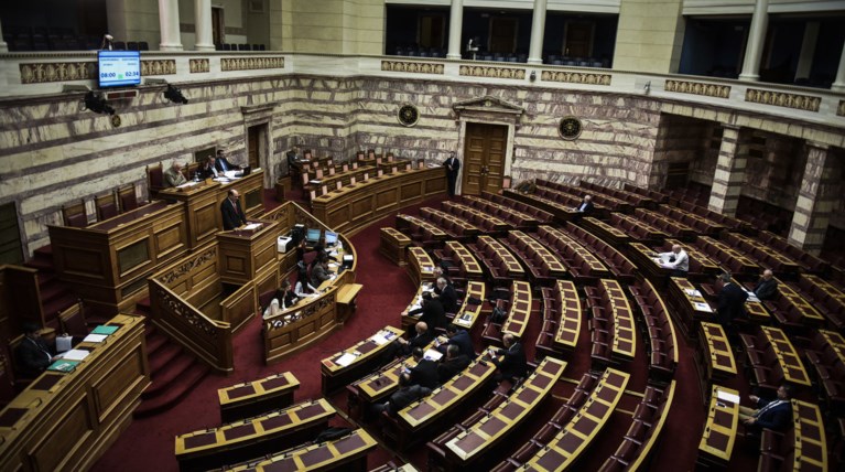 Προϋπολογισμός νέων φόρων με μαχαίρι 1,6 δισ. στις δαπάνες