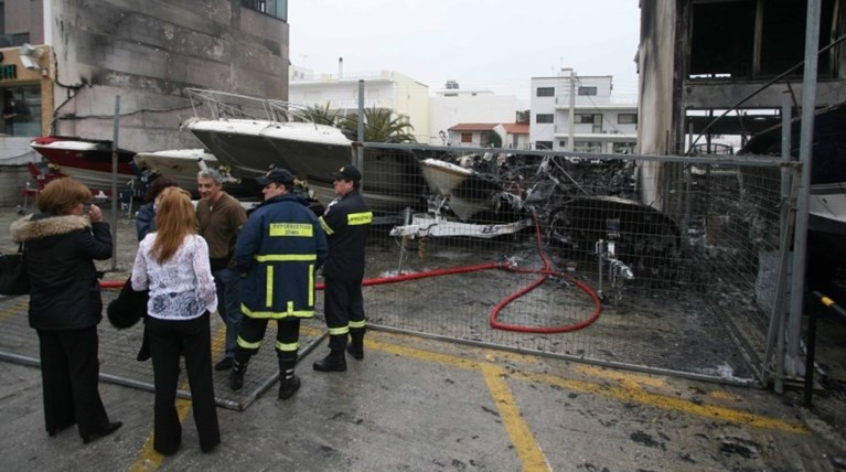 Υπό έλεγχο η φωτιά σε σκάφος στη Γλυφάδα