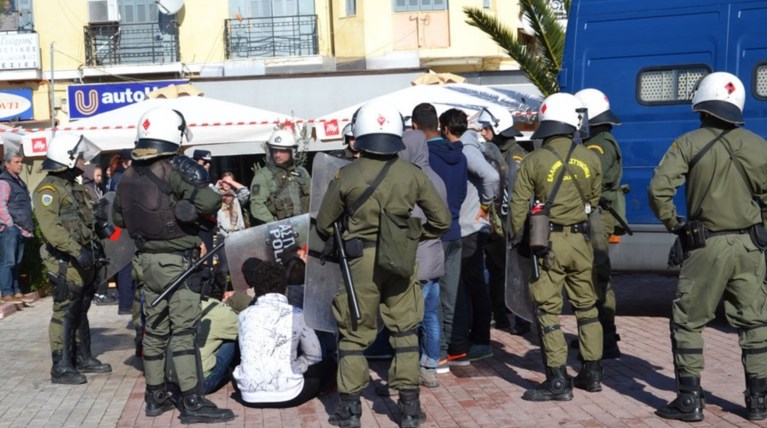 Ενταση στη Λέσβο: Πρόσφυγες πήγαν να στήσουν σκηνές σε πλατεία