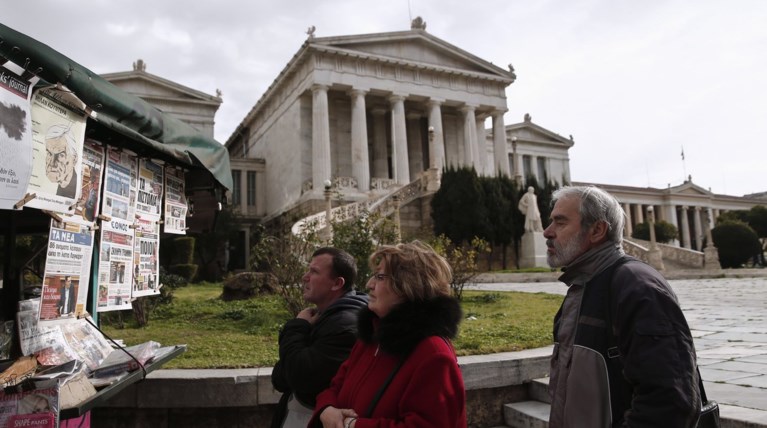 Ποια capital controls; Οι Ελληνες αγοράζουν ακόμη με μετρητά