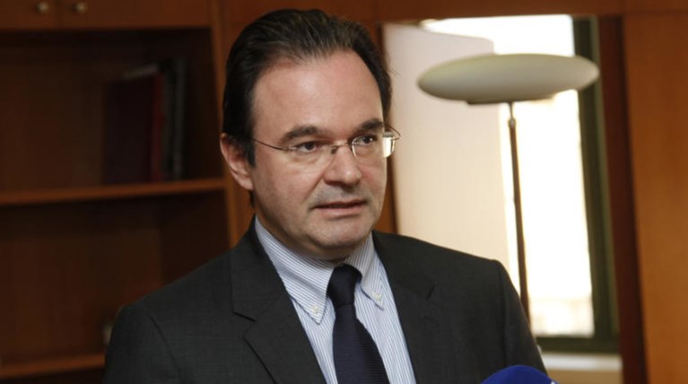 Διάψευση Παπακωνσταντίνου ότι ο Τζον Σφακιανάκης υπήρξε σύμβουλός του