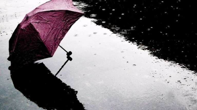 Καιρός: Καταιγίδες, χιόνια στα ορεινά και πτώση της θερμοκρασίας