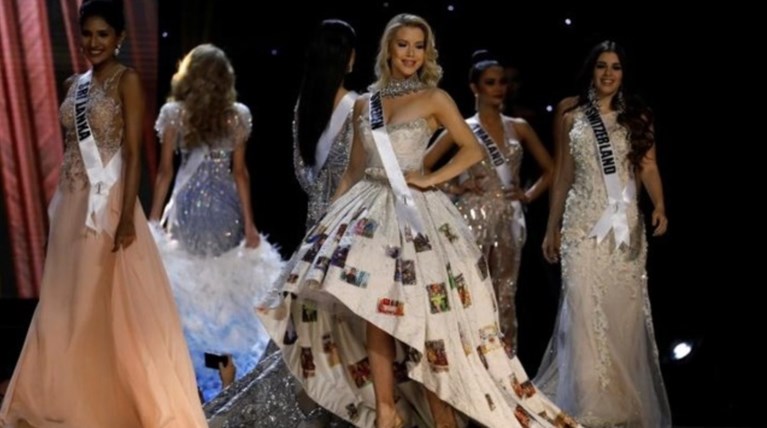 Ο Τσίπρας έγινε... ερώτηση στα καλλιστεία για την Μις Γαλλία