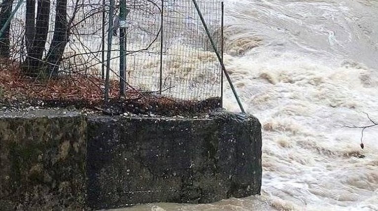 Βροχές και θυελλώδεις νοτιάδες σαρώνουν Κέρκυρα και Ηπειρο