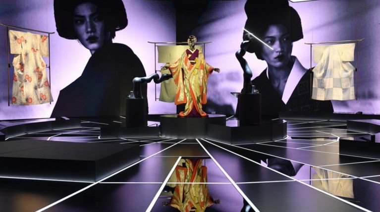 Ρομπότ και κιμονό κάτω από την ίδια στέγη σε μια έκθεση