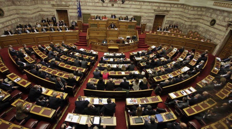 Με το βλέμμα στα τελευταία γκάλοπ της χρονιάς κυβέρνηση και ΝΔ