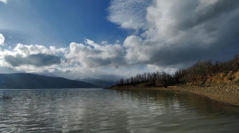 Δευτέρα με συννεφιά και ασθενείς τοπικές βροχές