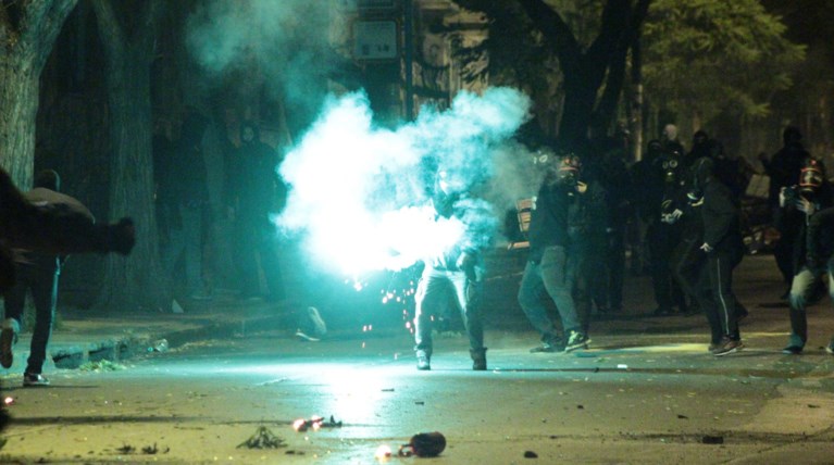 Μια ακόμη νύχτα επεισοδίων στα Εξάρχεια: Δύο επιθέσεις με μολότοφ