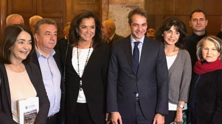 O δημόσιος ασπασμός Κυριάκου- Ντόρας μετά την επίμαχη απόφαση - φωτό