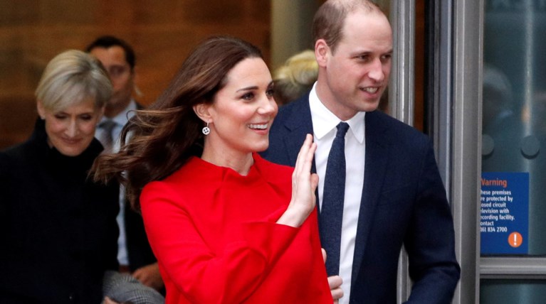 Η εγκυμοσύνη της πάει πολύ: Με κατακόκκινο μίνι φόρεμα η Κέιτ Μίντλετον