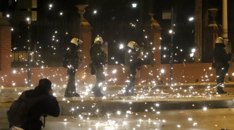 Μόνο ...έντεκα συλλήψεις για τον νέο πόλεμο στα Εξάρχεια
