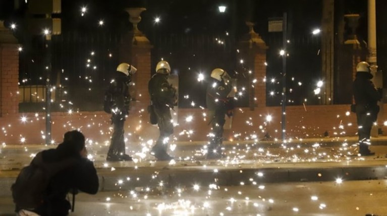 Μόνο ...έντεκα συλλήψεις για τον νέο πόλεμο στα Εξάρχεια