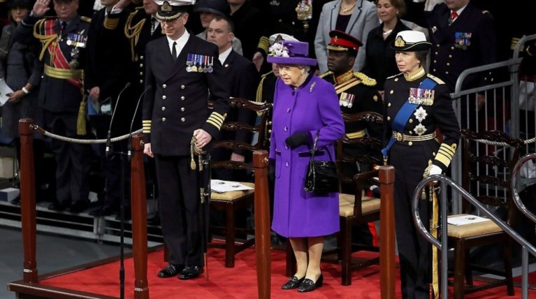 Γιατί η Ελισάβετ φόρεσε μωβ στην 1η εμφάνιση μετά τον αρραβώνα του Χάρι