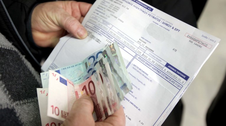 Πληρώνουν εκπρόθεσμα τους λογαριασμούς τους οι 2 στους 3 Έλληνες