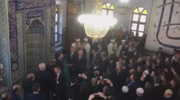 Κομοτηνή: «Ηγέτη, ηγέτη μας» φώναζαν στον Ερντογάν μέσα στο τζαμί