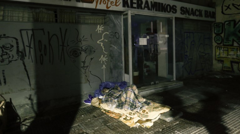 Οι άστεγοι στους σκοτεινούς δρόμους της Αθήνας