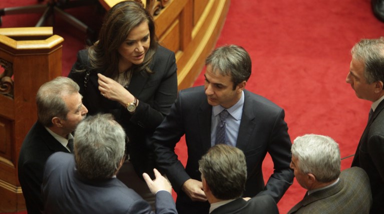 Ο Κυριάκος και η «γαλάζια» σκακιέρα με φόντο το συνέδριο