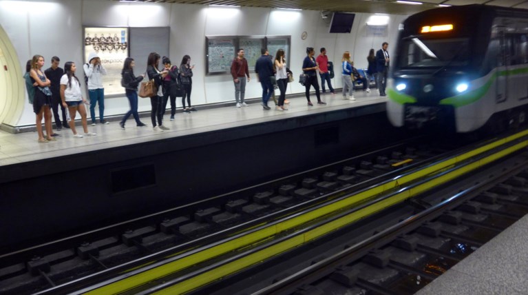 «Αγιο» είχε ο 55χρονος που  έπεσε στις ράγες του μετρό