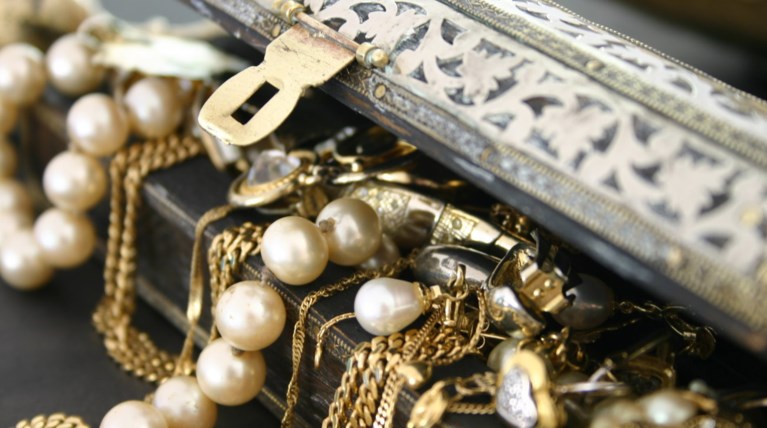 Τρεις γυναίκες ξάφρισαν χρήματα και κοσμήματα από σπίτι