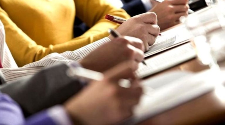 Με ηλεκτρονικά σκονάκια έκλεβαν δυο υποψήφιοι στις εξετάσεις για δίπλωμα