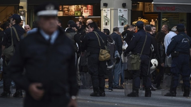 Επεισόδια ανάμεσα σε αντιφασίστες και ακροδεξιούς στη Σαλαμίνα