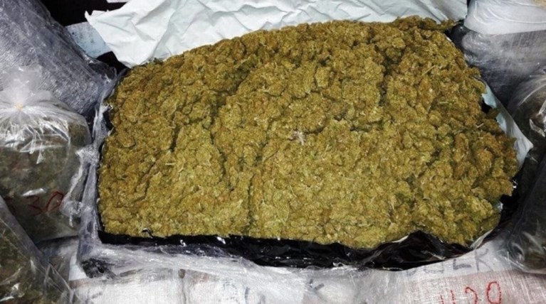 Διακινητής στην Πάτρα έθαβε τα ναρκωτικά στον κήπο του!