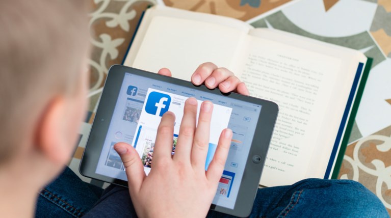 Μόνο με άδεια γονέων τα παιδιά στο Facebook στη Γαλλία