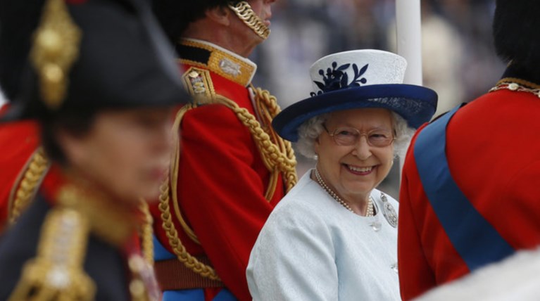 Ελισάβετ: Το χριστουγεννιάτικο δώρο στους 1.500 εργαζόμενους του παλατιού