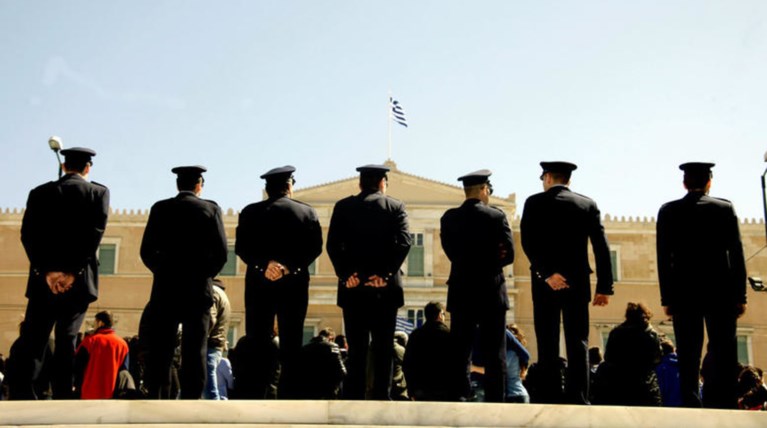 «Ψαλίδι» έως 15% στο εφάπαξ των ενστόλων με νέα τροπολογία