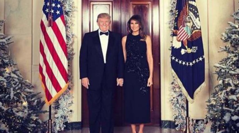 Το Χριστουγεννιάτικο πορτρέτο των Τραμπ στον Λευκό Οίκο - Πως σχολιάστηκε;