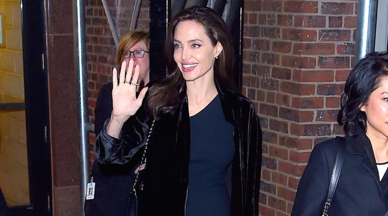 Αντζελίνα Τζολί: Πανέμορφη και λαμπερή με μπλε βελούδο στη Νέα Υόρκη