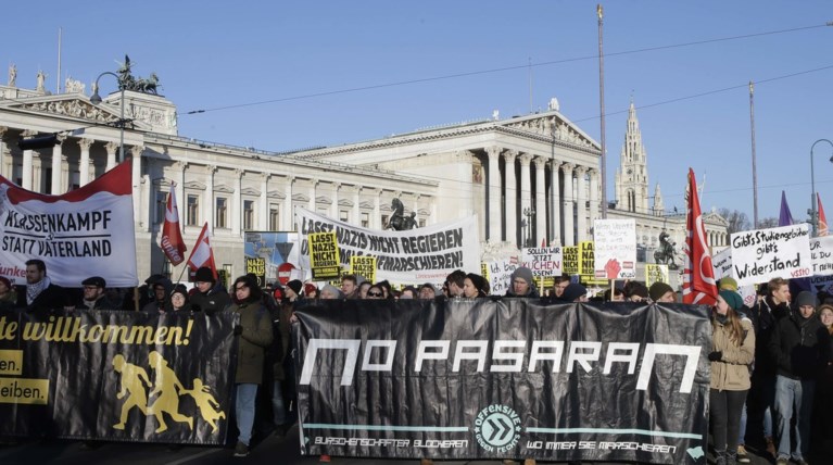 Διαδηλώσεις και συνθήματα στην ορκωμοσία της κυβέρνησης Κουρτς