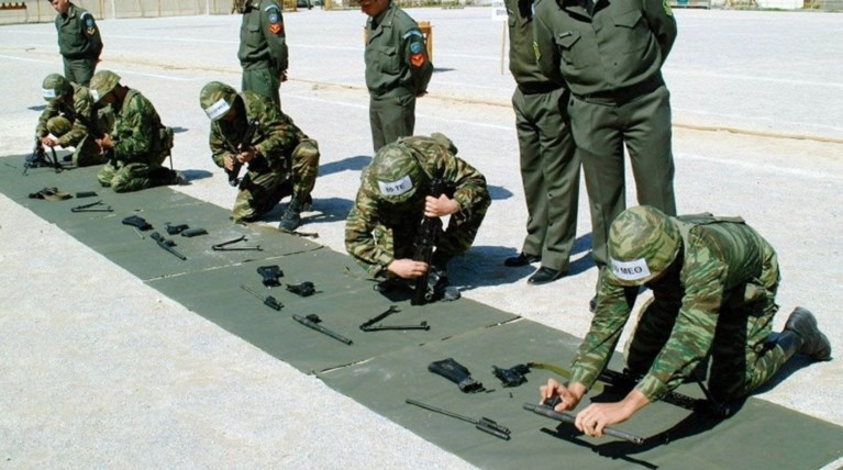 Μετά το σάλο κάνουν πίσω για τις αυξήσεις σε στρατιωτικούς