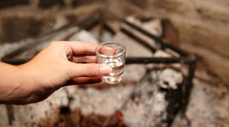 Εφοδος του ΣΔΟΕ σε παράνομο αποστακτήριο τσίπουρου στη Φθιώτιδα