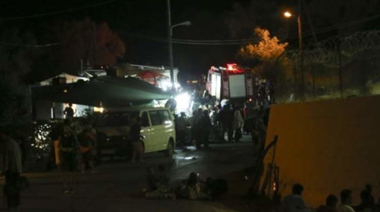 Μυτιλήνη: Σοβαρά επεισόδια με τραυματίες στον καταυλισμό της Μόριας -βίντεο