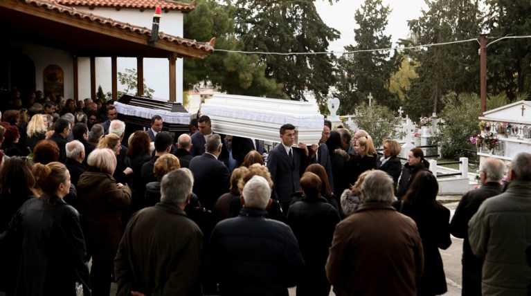 Αγ. Ανάργυροι: «Ο φονιάς μας έκαψε» - Θρήνος στην κηδεία των θυμάτων