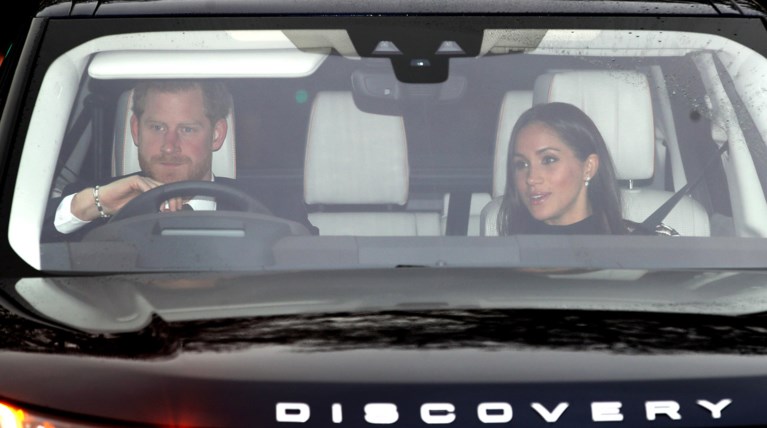 Η Μ. Μαρκλ στο Μπάκιγχαμ στο επίσημο χριστουγεννιάτικο δείπνο της Ελισάβετ