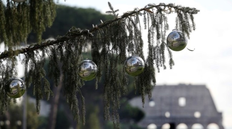 Αποζημίωση θέλει ο δήμος της Ρώμης  για το «γυμνό δέντρο» των Χριστουγέννων